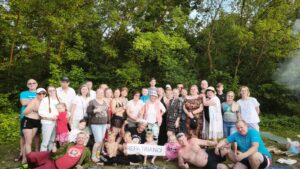 Uczestnicy integracyjno-sportowego wyjazdu dla rodzin repatriantów na łonie natury.